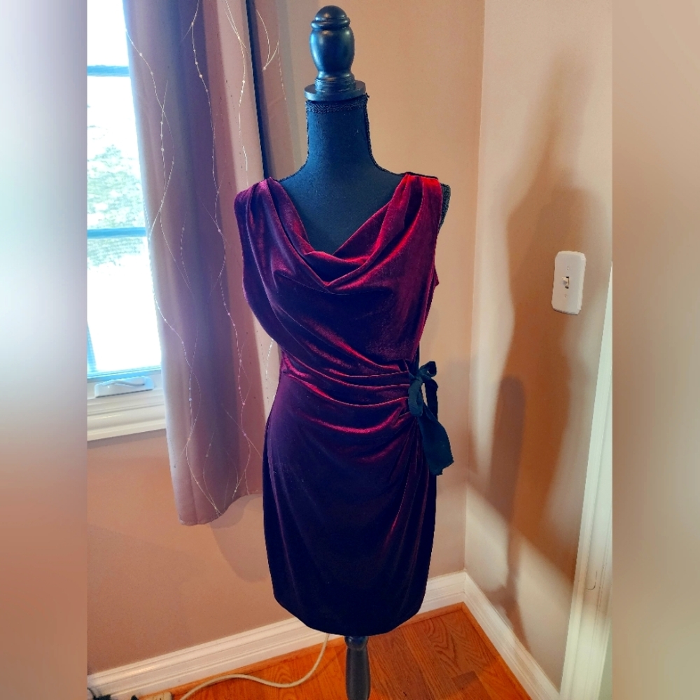 Just Taylor, size 8, red velvet dress